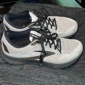 Brooks Revel 4